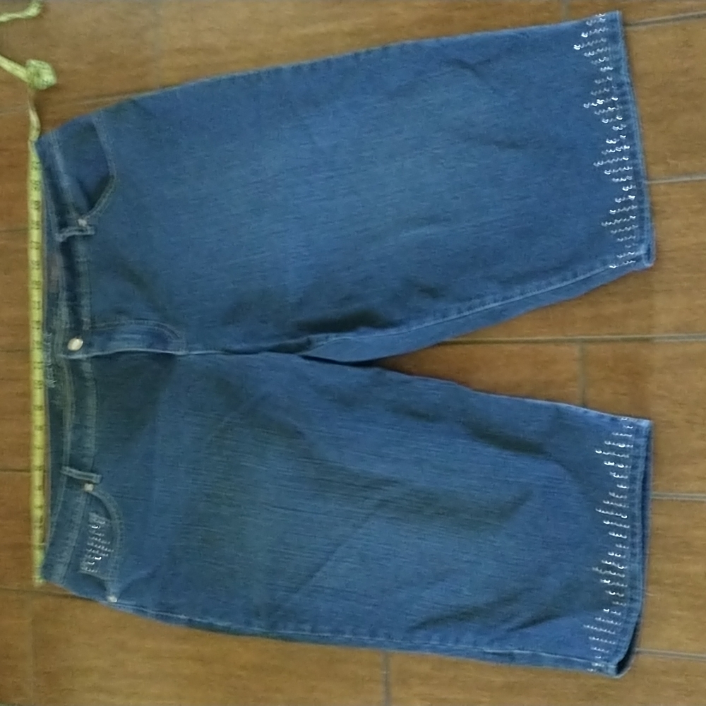 Gloria Vanderbilt Plus Size 22w Jean Capris w Rhinestones, Like New
